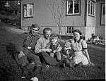 CWglas021.jpg      På Solstad.   En tysk soldat som het Maier, fra krigstia 1940/45.   Christian og Aslaug Waatvik med guttene Hans Julius  og  Bjarne.   ca. 1943.