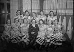 CWglas007.jpg   Sy og vev-kurs avholdt på  ungdomshus i Neverdal .  ca. 1939  eller 1940.    Bak fra v.: Agnes Karlsen, Johanna Neverdal, Frida Selstad, Marie Neverdal, Klara Marvoll.   foran fra V.: Rosa Valøy, Solveig Neverdal, Nilma Neverdal, Lærerinnen (navn ukjent), Olga Olsen, Margit Vangstad, Elise Karlsen.