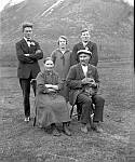 CWglas009(2).jpg    Familien Lorentsen, Neverdal<br>fr.v.bak: ukjent, Lotte Amalie f.1907, Artur Lorentsen f.1901. foran: Marie f. 1865 og Lindor Lorentsen f. 1864.