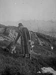 CWgls087.jpg     Aslaug Dahlmo ( senere Waatvik ) og hunden &quotPassop".   På Ørntuva. Glomneset i bakgrunnen.<br>Ca. 1929 