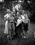 CW0167.jpg     Aslaug og Christian Waatvik  med familie  1951 i Våtvika., fra v. Reidun  Hals, Hans, Christian, Aslaug  med Anita, Ingrid  Korsnes og Bjarne  Waatvik.