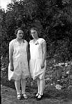 CW0177.jpg    Aslaug Dahlmo ( Waatvik) og Anna Våtvik  (Kolberg) ca. 1928 - 29.