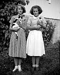 CW0222.jpg        Sonja Berntsen og Gerd Sageflåt (begge f. Kolberg) , med hver sin kattepus.  ca. 1950.