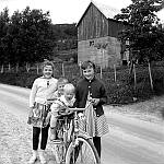 CW0251jpg.   Anita Waatvik, Unni Hals med sykkelen :  Karl Christian og Elin Hals sitter på.        ca. 1960 - 61.