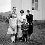 CW0282.jpg   konfirmant  Vigdis Larsen (født Selstad)      fra  Ørnes  sammen med familien  10.juli 1960. Fra venstre: Far Aksel Selstad,  Vigdis og mor Liv.    Foran fra venstre:  Liv Marianne (gift Barvik) og Martin. 