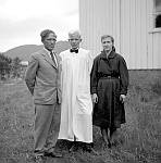 CW0285.jpg       Konfirmant   Arne Andersen     10. juli 1960. Fra venstre Sigurd (far), Arne og  Jenny (mor).   Ikke lenge etter konfirmasjonen  flyttet familien til Knaben i Kvinesdal. 