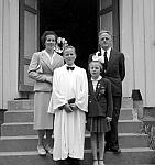 CW0286.   Konfirmasjon Fore 10. juli 1960.       Familien  Anne og Hjalmar Schultz, m. sønn og konfirmant Ole Hjamar og Anne Marie.(søster).
