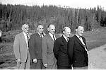 CW0320.jpg     Aslaug Waatviks brødre.:   Johan, Aksel, Peder, Arthur, Kristian Dahlmo. Bildet tatt det året Johan var heime fra Amerika, 1958 (?) 