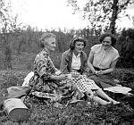 CW0356b.jpg       Anna Rostad, Ranveig og Klara Lund.<br>Bildet er tatt da Aslaug Waatvik og Anna Rostad  var på besøk hos sin søster Klara Lund.