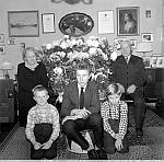 CW0374.jpg    Elen og Lindor Mosvoll  feirer 80 og 75 årsdag år 1961.  foran: Jan Mosvold, Gunnar selstad? og Bernt Selstad.<br>  