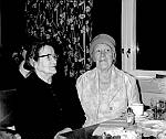 CW0037.jpg     Anne Petrine Stene Våtvik og Sofia Hansen, tatt i stua hos Aslaug og Kåre Blix.