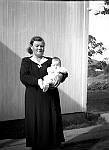 CW0445.jpg    Hilda Hals med dåpsbarnet  Berit .  Bildet tatt på Solstad  1953.