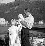 CW0482.jpg   Einar Jensen med sine to døtre ?  ca. 1953.