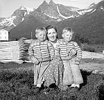 CW0484.jpg    Birgit Karlsen med tvillingene,  ca. 1953