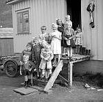 .<br>CW0491.jpg.    13 unger samlet på trappa til Birgit og Hjalmar Karlsen, Neverdal.  ca. 1953 .