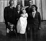 CW0576.jpg     Håkon og Haldis  (Vatne) Våtvik med barna Anlaug og Grete (i dåpskjole), ved siden står fadderne Arne og Anne (Vatne) Kvarsnes.    ca  1937.