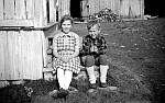 CW0596.jpg   På Dahlmo i Drevja  1942.   Erna og  Odd Dalheim.   Bildet er tatt på Dahlmo.