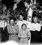 CW0597.jpg    På Dahlmo i Drevja.1942,   fra v. Ragna Dahlmo, Herly? (hushjelp) ,Reidun Waatvik (Hals), foran Erna Dalheim.