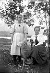 CW0606.jpg    Anna Våtvik (Kolberg), en sau og en ukjent jente.  På 1920 tallet.
