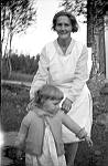 CW0616.jpg     Fra Drevvatne   Aslaug (gift med Peder Dahlmo) med datteren Reidun.   ca. 1932.