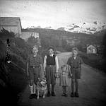 CW0619.jpg   Hans Julis Waatvik, Jan Dahlmo,Unn -Laila Johansen?,  Bjarne Waatvik, hunden &quotPrins" foran. Bildet tatt i Våtvika.  ca. 1950