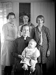 CW0664.jpg       Våtvika 1930.<br>Fra v.: Aslaug (Dahlmo) Waatvik, Anna Våtvik, (Kolberg),    Aslaug Våtvik (Blix),  Anna Dahlmo   (Rostad)  med Reidun W. på  fanget                                                                                 .