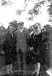 CW0667b.jpg    I hagen i Våtvika.   Aslaug Dahlmo og Christian Waatvik, hans  søster Anna Våtvik ( Kolberg) ca.  1929.