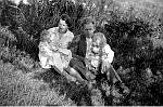 CW0686.jpg     Aslaug og Christian Waatvik med Ingrid og Reidun på fanget.   1932.