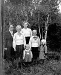 CW0687.jpg   I hagen  på Solstad. Fra v. Aslaug Waatvik og Birgit Bakke  (senere g. Karlsen),  Reidun Sigbjørg Hans Julius og Ingrid.  ca. 1939.