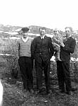 CW0701.jpg           I hagen i Våtvika.         Fra v. Henning Kolberg , Håkon Våtvik , Hans Brun,  Reipå  med  Reidun Sigbjørg Waatvik på armen . 1931.