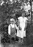 CW0704.jpg     Reidun Waatvik (Hals) og Rosa Valøy i hagen i Våtvika, ca. 1932.