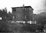 CW0719.jpg      Solstad 1937.    Huset ble bygget i 1935  av Christian Waatvik   Foran huset Reidun og Ingrid med lillebror Hans Arne.