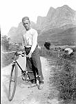 CW0736.jpg           Christian Waatvik, bildet er tatt på Spilderneset i forbindelse med et sykkelløp.     Ca. midt på 1920 tallet.