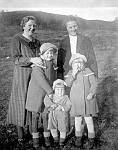CW0741.jpg     På Solstad 1936.     Fra v. Anne Marie ? (gift Ragnvaldsen), Aslaug Waatvik, foran : Reidun, Ingrid og hans Arne.