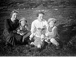 CW0742.jpg      På Solstad 1936.    Fra v. Anne Marie ? (gift Ragnvaldsen). Reidun, Aslaug, Ingrid og Hans Arne Waatvik.