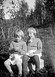 CW0746.jpg         Ferske gulrøtteer på Solstad,  ca. 1938. Ingrid og Reidun Waatvik.<br><br>