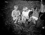 CW0753.jpg     Solstad 1937.  Reidun og  Ingrid Waatvik og  Roy Rostad fra Drevja.  (Roy har fått et strå på ryggen)  Ingrid prøver å hjelpe til.