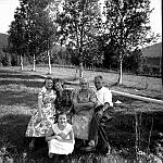 CW0072b.jpg    Aslaug Waatvik, Anna Rostad, Aslaud og Peder Dahlmo, foran Anita Waatvik.
