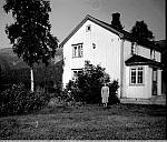 CW0073.jpg      Huset på Rostad (Drevja), tante Anna foran syrinen på Rostad.                                             .