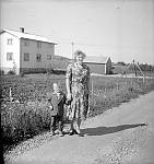 CW0822.jpg   På Sandhornøya    Ruth Henriksen med sin yngste sønn Roger. <br>