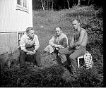 CW0825.jpg    Torstein Våtvik, Christian og Hans Waatvik,   Utenfor huset på Solstad.