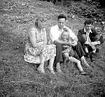 CW0826.jpg     Besøk av slekt fra Sandnessjøen.  Norun og Bjarne Dalheim med barna Monica og Noralv.