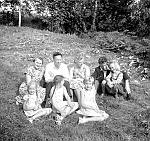 CW0828.jpg      Familietreff på Solstad.    Aslaug Waatvik, Norun og Bjarne Dalheim med barna Monica og Noralv.<br>Foran: Anne Christin Korsnes,Aniita Waatvik, Greta  Korsnes.