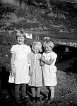 CW0135.jpg   Reidun Waatvik, Synnøve  Valøy (Midthun)  og Ingrid Waatvik.  Bildet tatt på Sandå, ca.  midt på 1930 tallet.