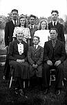 CW0138..jpg      Familien Engø. fra v.: Erling, Ellen Einar, Berit, Jo(h)n   ,foran : Josefine, Ole, Johan Engø        Bildet tatt 3. juli 1966.                                                                                                                                                                                      .<br>. <br>