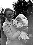 CW0159b.jpg             Aslaug Waatvik med dåpsbarnet Reidun Sigbjørg.      År 1930.<br>