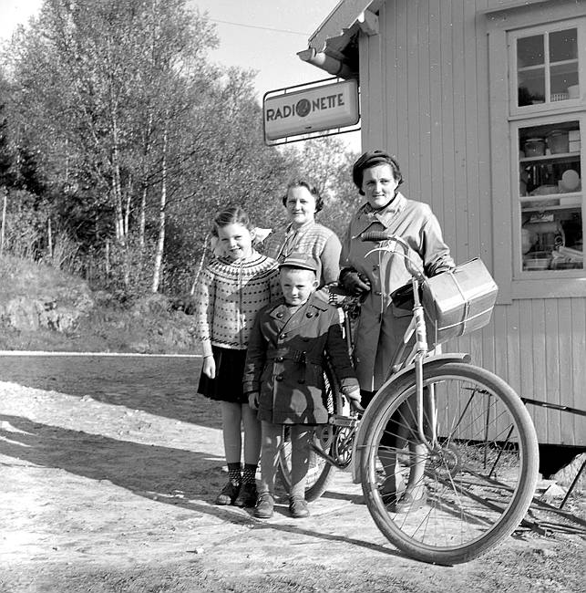 Utenfor butikken i Våtvika.