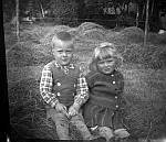 CW1015.jpg    Bjarne Waatvik og  Sølvi Blix,  Bildet er tatt i Våtvika.      ca. 1944. 