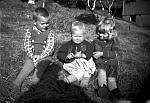 CW1018.jpg   Solstad  ca. 1944.  Bjarne Waatvik, Sissel Myhre og Sølvi Blix.