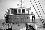 CW1022.jpg  &quotGrønna" . Båten tilhørte Arthur Vatne.   Fra v.: Ludvik Tostrup, i styrhuset (likner) Arthur Vatne og  til  høyre  kanskje Kåre Åsmyr. 